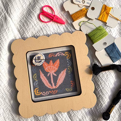 Needlepoint Stretcher Frame: Scallop Square Medium
